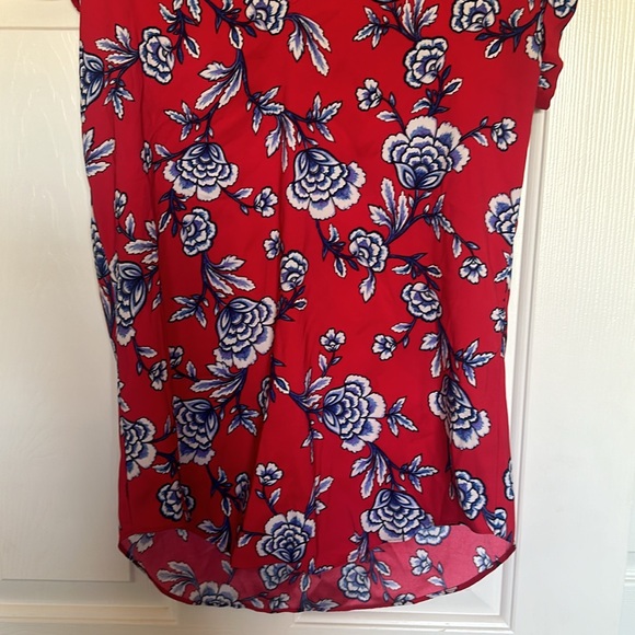 XS Express Top Keyhole Shoulders Red Floral Blouse GUC - Picture 3 of 5